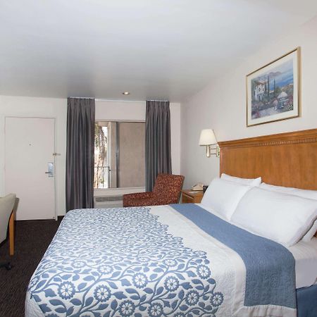 Days Inn By Wyndham Anaheim Near The Park Kültér fotó