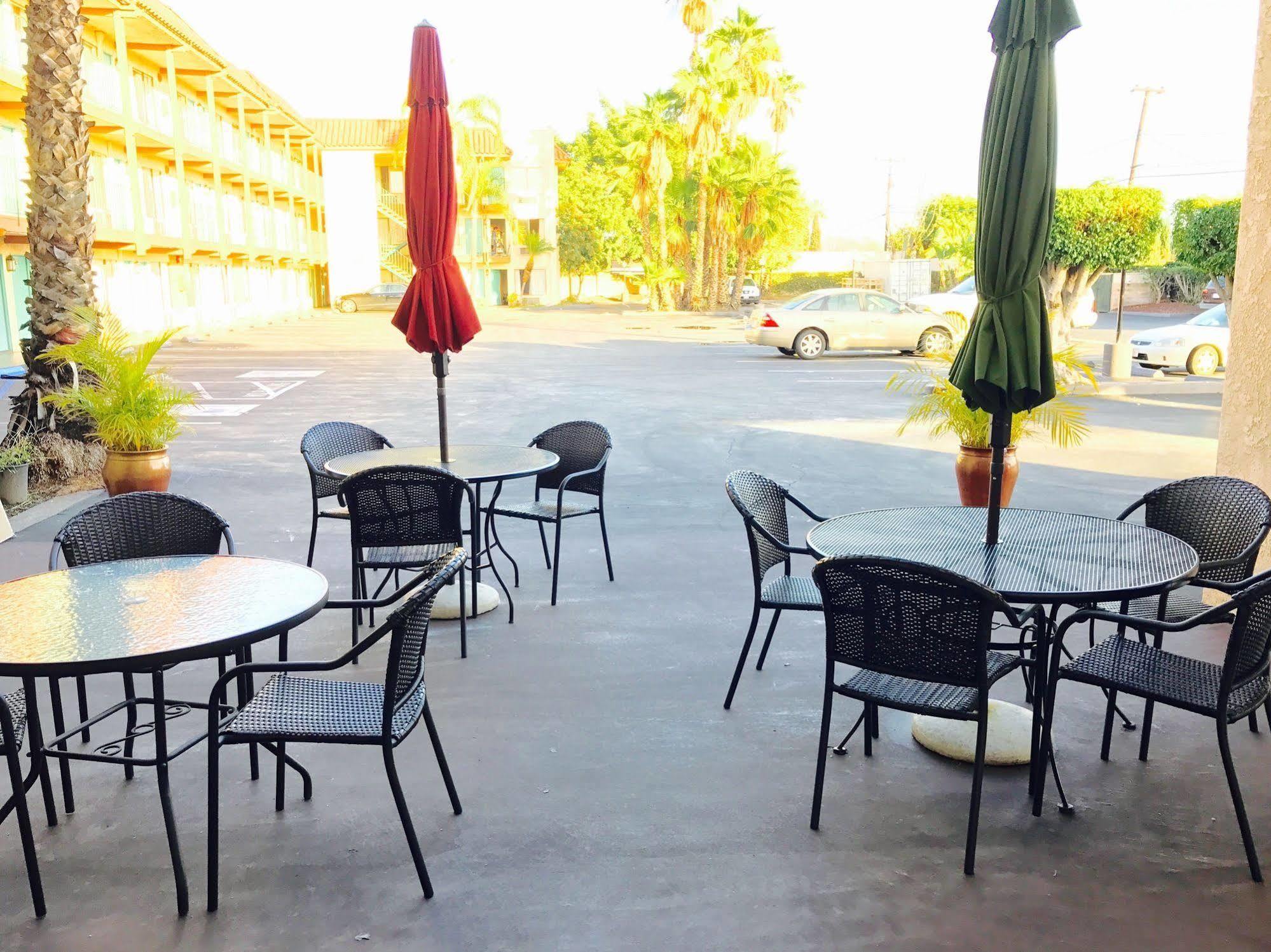 Days Inn By Wyndham Anaheim Near The Park Kültér fotó