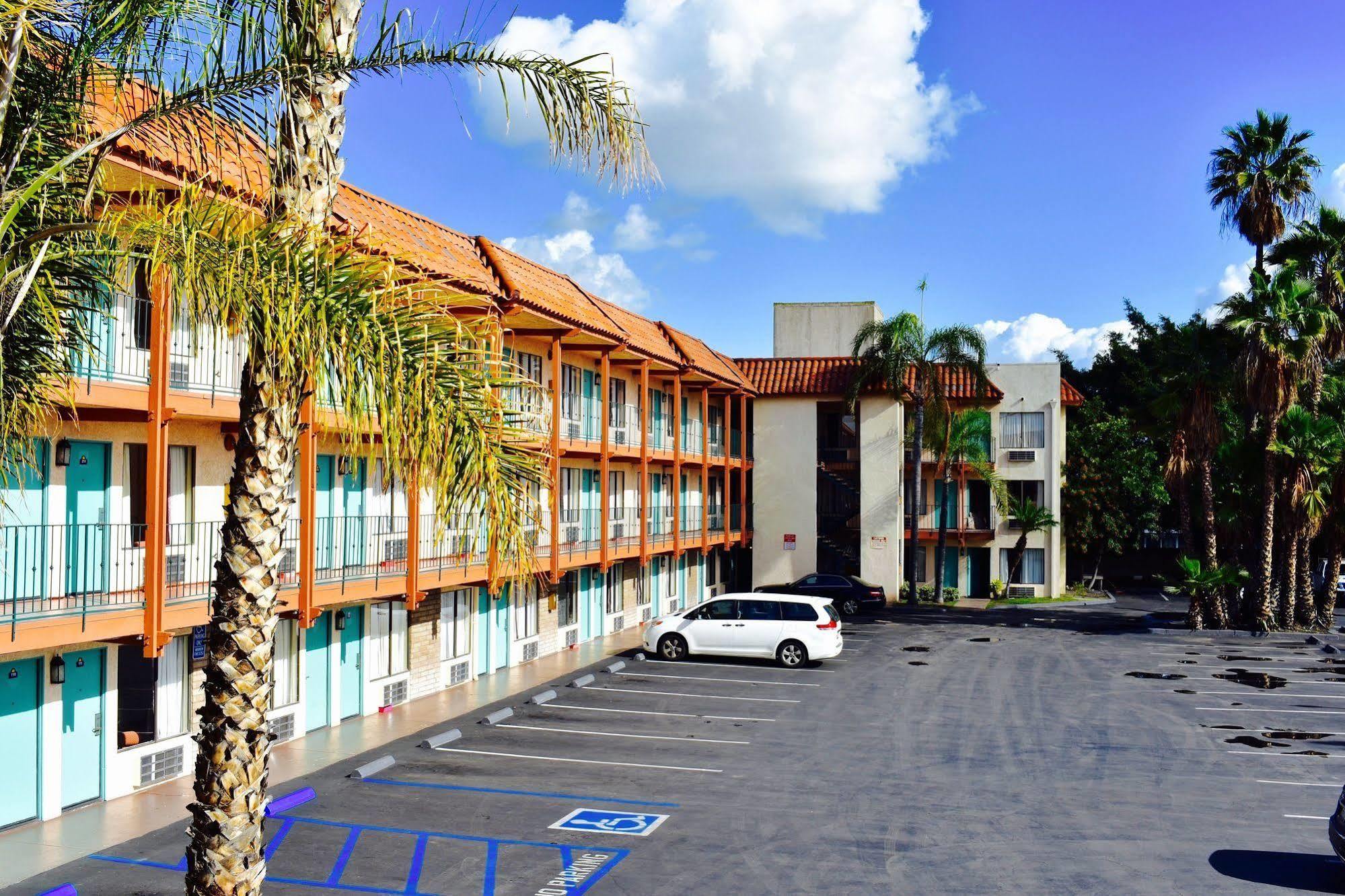 Days Inn By Wyndham Anaheim Near The Park Kültér fotó